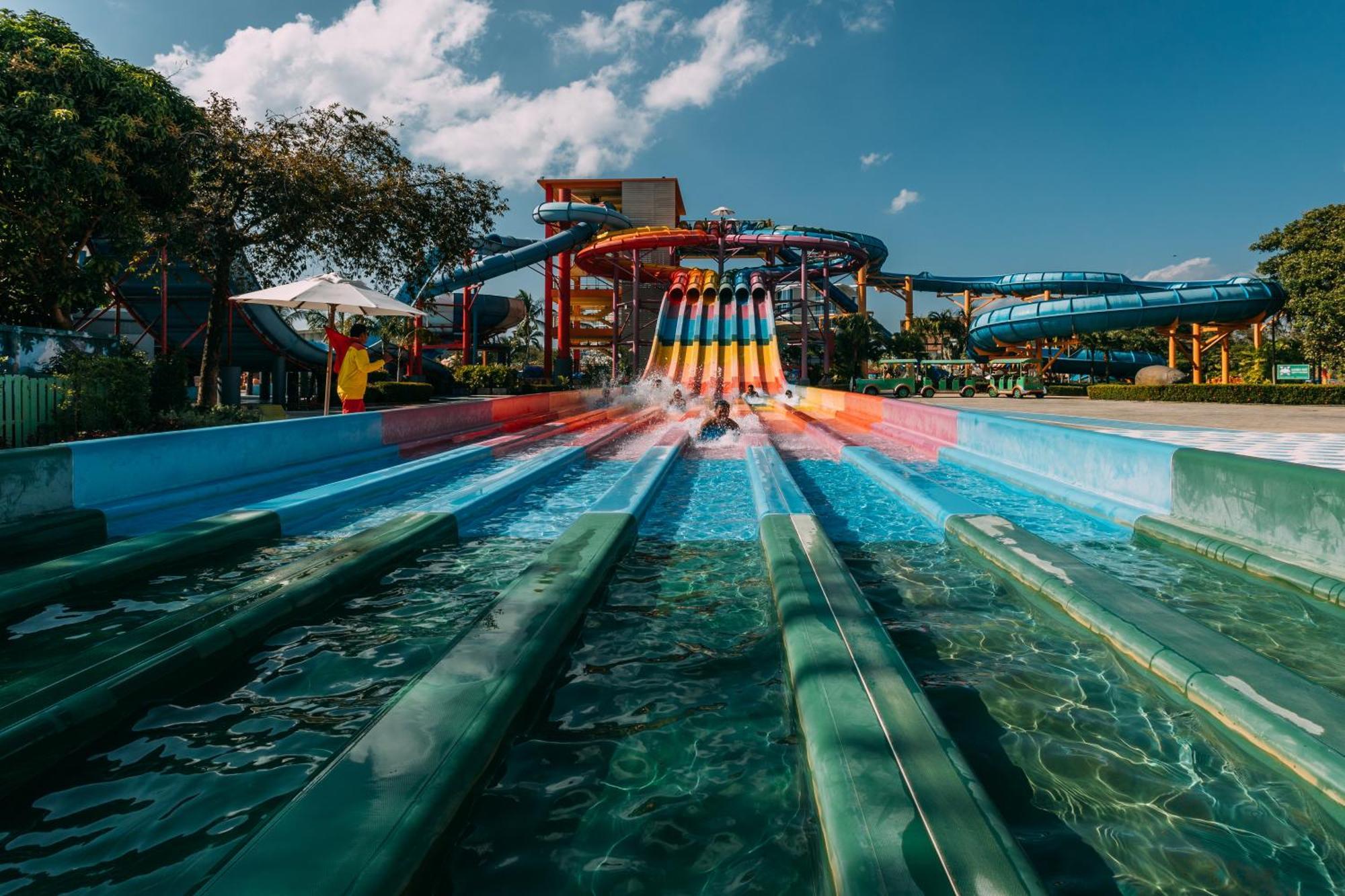 Splash Beach Resort, Maikhao Phuket - Sha Extra Plus Mai Khao Eksteriør bilde The 5-lane waterslide at Splash Jungle Water Park
