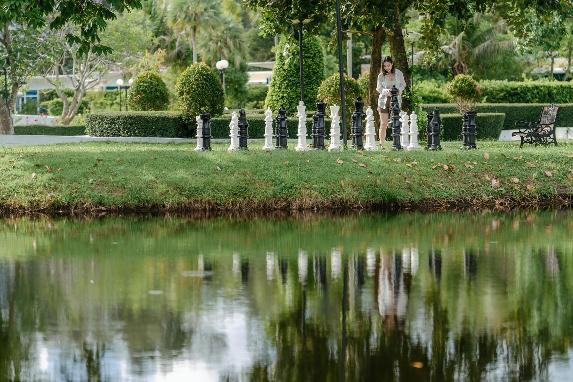Splash Beach Resort, Maikhao Phuket - Sha Extra Plus Mai Khao Eksteriør bilde The pond at the center of the park