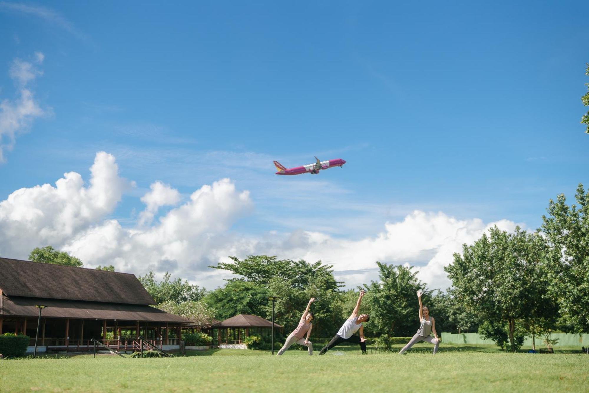 Splash Beach Resort, Maikhao Phuket - Sha Extra Plus Mai Khao Eksteriør bilde A model of a Boeing 737-800 in flight